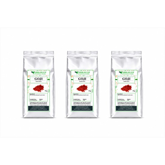 Tre buste argentate da 1kg di Goji bacche intere su sfondo bianco per ecommerce