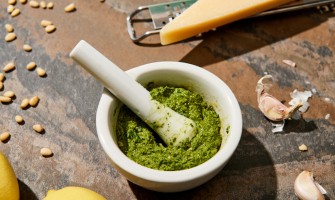 Pesto di ortica fatto in casa per una cucina naturale e nutriente
