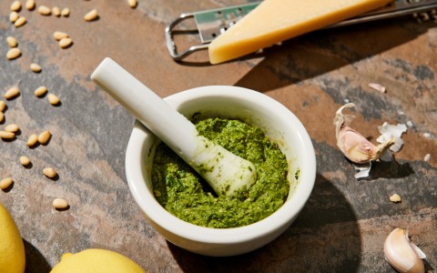 Pesto di ortica fatto in casa per una cucina naturale e nutriente