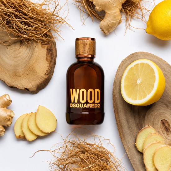 Dsquared2 Wood Pour Homme Eau de Toilette 100 ml Profumo Uomo Dsquared2 Wood Pour Homme Eau de Toilette 100 ml con flacone su sfondo con limone, zenzero e legni, profumo da uomo dalle note legnose, agrumate e speziate.