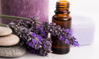 Benefici dell'olio essenziale di lavanda: salute e benessere naturale Benefici dell'olio essenziale di lavanda: salute e benessere naturale