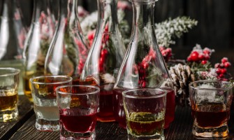 Creazione di liquori e grappe artigianali con erbe officinali: guida pratica Creazione di liquori e grappe artigianali con erbe officinali: guida pratica
