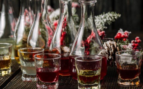 Creazione di liquori e grappe artigianali con erbe officinali: guida pratica