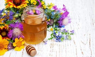 Mieli con erbe officinali un elixir naturale per salute e benessere Mieli con erbe officinali un elixir naturale per salute e benessere