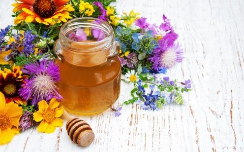 Mieli con erbe officinali un elixir naturale per salute e benessere
