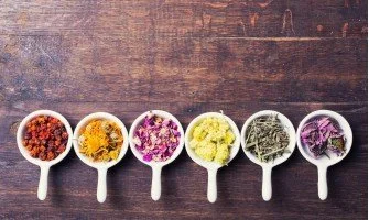 Tisane per la cura della pelle: guida alle erbe per una pelle luminosa e sana