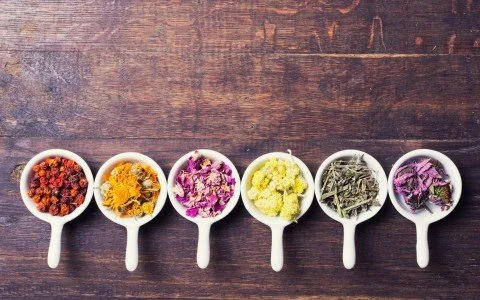 Tisane per la cura della pelle: guida alle erbe per una pelle luminosa e sana Tisane per la cura della pelle: guida alle erbe per una pelle luminosa e sana