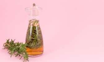 Come creare un delizioso liquore al rosmarino fatto in casa Come creare un delizioso liquore al rosmarino fatto in casa