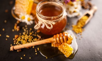 Come le api curano il corpo: benefici del miele, propoli, pappa reale e polline Come le api curano il corpo: benefici del miele, propoli, pappa reale e polline