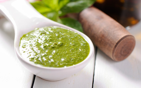 pesto di ortica fatto in casa | ricetta facile e vantaggi – erbologica.it