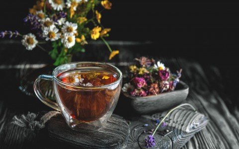 Tisane notturne: erbe miracolose per un sonno profondo e riposante