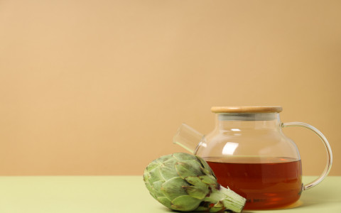 Amaro al carciofo fatto in casa: ricetta digestiva con arancia e spezie