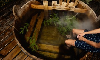 Bagni di vapore con erbe officinali: guida tradizionale e moderna Bagni di vapore con erbe officinali: guida tradizionale e moderna