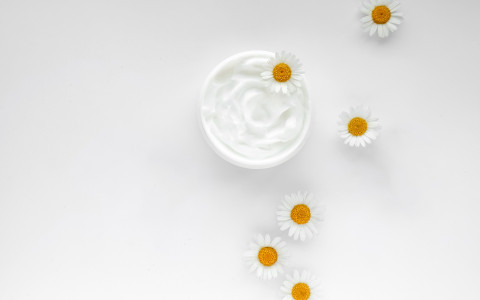 Crema mani nutriente con olio di jojoba e camomilla Crema mani nutriente con olio di jojoba e camomilla