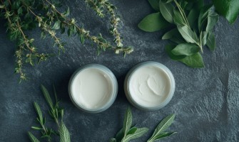 Creme naturali con erbe officinali: guida alla preparazione casalinga Creme naturali con erbe officinali: guida alla preparazione casalinga