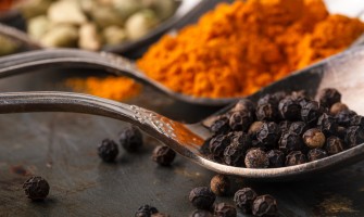 Curcuma e pepe nero: la combinazione che potenzia i benefici Curcuma e pepe nero: la combinazione che potenzia i benefici