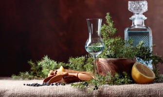Grappa aromatica con bacche di ginepro e alloro: ricetta tradizionale Grappa aromatica con bacche di ginepro e alloro: ricetta tradizionale