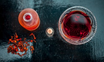 Liquore speziato allo zafferano e cardamomo: ricetta e tradizione Liquore speziato allo zafferano e cardamomo: ricetta e tradizione