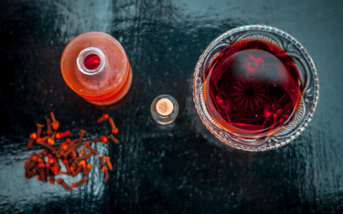 Liquore speziato allo zafferano e cardamomo: ricetta e tradizione
