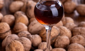 Come preparare il nocino fatto in casa con le noci verdi Come preparare il nocino fatto in casa con le noci verdi