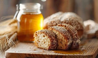 Pane dolce alle erbe aromatiche e miele: ricetta casalinga Pane dolce alle erbe aromatiche e miele: ricetta casalinga