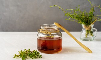 Sciroppo di timo e miele per la tosse: ricetta e benefici naturali Sciroppo di timo e miele per la tosse: ricetta e benefici naturali