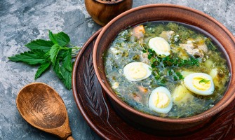 Zuppa contadina con ortica e tarassaco: ricetta tradizionale e benefici Zuppa contadina con ortica e tarassaco: ricetta tradizionale e benefici