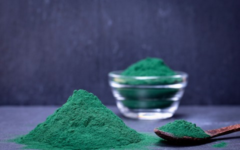 Spirulina in polvere benefici, uso e proprietà naturali Spirulina in polvere benefici, uso e proprietà naturali