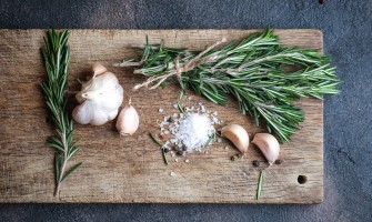 Rosmarino la pianta del benessere totale tra cucina salute e tradizione