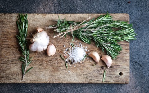 Rosmarino la pianta del benessere totale tra cucina salute e tradizione