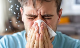 Come alleviare la sinusite in modo naturale con timo menta ed eucalipto