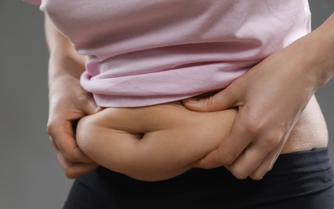 Come ridurre la pancia gonfia con erbe e spezie in 5 passi