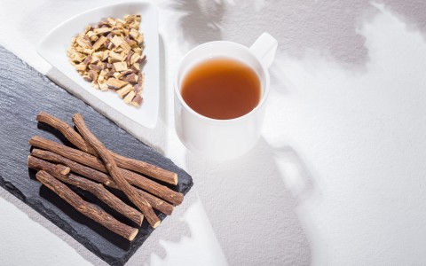 Liquirizia nella tradizione popolare proprietà dolci e utilizzi nella routine naturale