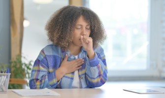 Tosse persistente cause sintomi e rimedi naturali che aiutano davvero