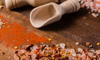 Benefici e usi dei sali naturali per condire e riequilibrare