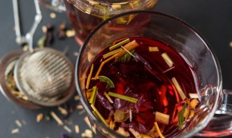 6 tisane naturali per prendersi cura di sé durante le festività