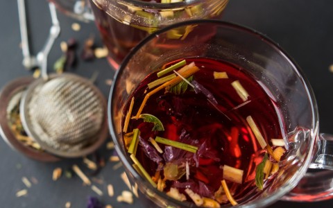6 tisane naturali per prendersi cura di sé durante le festività