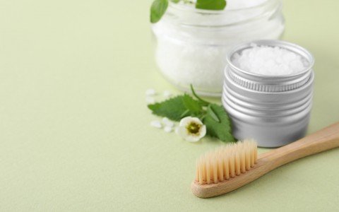Sfruttare le proprietà curative delle erbe medicinali: Guida passo dopo passo alla creazione di un dentifricio alle erbe fai da te