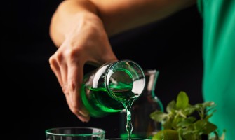 Creare il perfetto liquore alla menta: guida alla preparazione passo dopo passo Creare il perfetto liquore alla menta: guida alla preparazione passo dopo passo