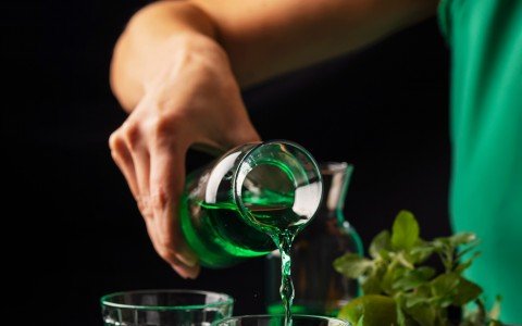 Creare il perfetto liquore alla menta: guida alla preparazione passo dopo passo