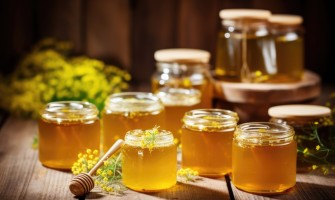 Svelare i dolci benefici ed esplorare le potenti proprietà del miele di tiglio Svelare i dolci benefici ed esplorare le potenti proprietà del miele di tiglio