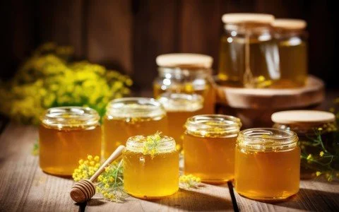 Svelare i dolci benefici ed esplorare le potenti proprietà del miele di tiglio Svelare i dolci benefici ed esplorare le potenti proprietà del miele di tiglio