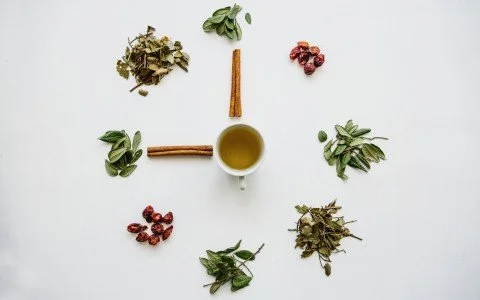 La tisana per digerire, un approccio olistico alla salute dell'intestino La tisana per digerire, un approccio olistico alla salute dell'intestino