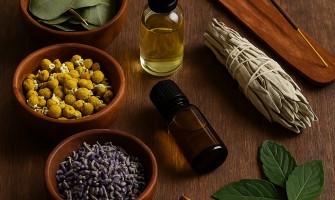 Aromaterapia tra erbe fiori e resine nella tradizione delle fragranze naturali