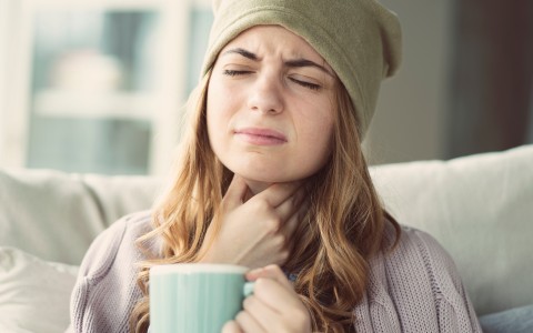 Mal di gola i rimedi naturali che aiutano davvero