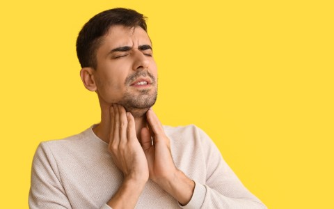 Mal di gola: i rimedi naturali che aiutano a calmare rapidamente