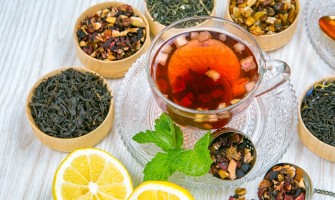Rinfrescati con le tisane dissetanti estive fredde di erbologica: un mix unico di erbe e piante officinali Rinfrescati con le tisane dissetanti estive fredde di erbologica: un mix unico di erbe e piante officinali
