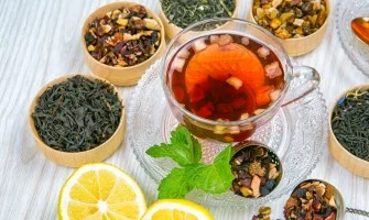 Rinfrescati con le tisane dissetanti estive fredde di erbologica: un mix unico di erbe e piante officinali