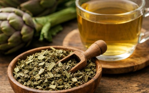 Carciofo foglie per tisana nella tradizione erboristica