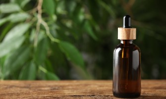 Benefici ed usi dell'olio dell'albero del tè per il mal di gola